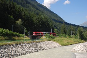 Entre les Bossons et les Pélerins, la voie franchit la route départementale à l’endroit où le torrent de la Creusaz se jette dans l’Arve.