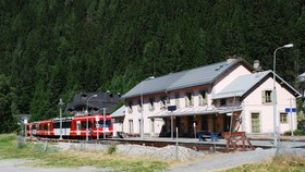 La gare d’Argentière est munie d’une voie de garage, que l’on aperçoit au premier plan.
