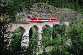 Une rame Z 850 s’engage sur le viaduc Sainte-Marie.