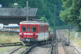 Peu avant la réouverture de l’arrêt Vaudagne en 2008, ce train de travaux quitte la gare de Servoz avec un wagon de matériel.