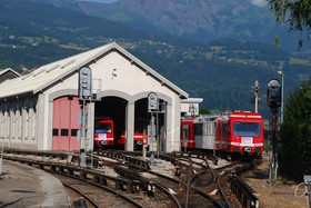 Les voies qui sortent de la gare du Fayet sont protégées par des signaux lumineux, les seuls de ce type pour l’ensemble de la ligne.