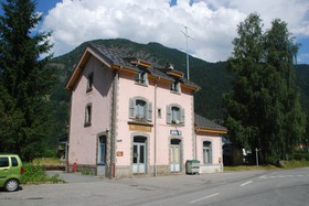 En arrière-plan du bâtiment voyageurs de Servoz, on distingue le mât qui porte les antennes UHF de la radio sol-trains.