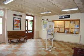 Un guichet est ouvert en gare de Vallorcine.