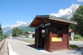 L’arrêt facultatif de Taconnaz est situé au bord de la route départementale.