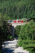 Une Z 850 s’engage sur le viaduc de Montroc.