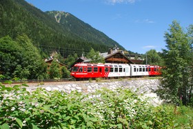 Sur fond de montagne de Planpraz, une Z 800 longe l’Arve aux Pélerins.
