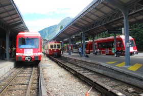 En gare de Chamonix, la Z 604 remise en livrée d’origine est encadrée de la jeune garde, des Z 850.