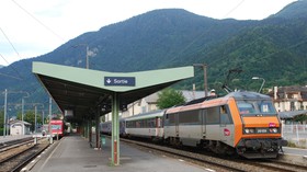 Au Fayet, une Sybic (BB 26000) assure un train Corail.