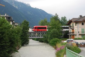 Une Z 850 franchit l’Arve à l’entrée de Chamonix.