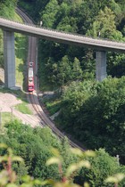 Une rame Z 850 descend au Fayet. Elle passe sous le viaduc de la voie expresse automobile.