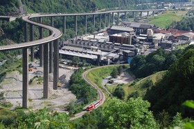 Entre usine chimique et voie rapide, cette rame Z 850 apparaît bien fragile.