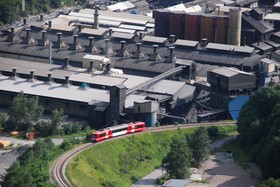 Une rame Z 850 longe l’usine de Chedde.