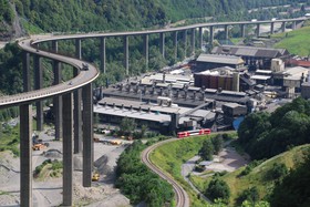 Une rame Z 850 longe l’usine de Chedde.