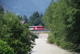 Une rame Z 850 franchit le pont métallique des Bossons. Le pont maçonné que l’on aperçoit est le pont routier.
