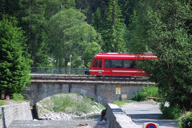 À Argentière, l’Arve est franchi par une arche maçonnée.