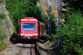 Une rame Z 850 quitte l’arrêt Viaduc Sainte-Marie dans un secteur escarpé.