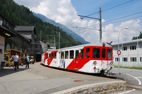 Une BDeh 4/4 fait halte à Châtelard-Valais (anciennement Châtelard-Giétroz).