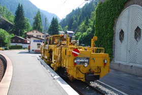 La bourreuse Matisa de l’entreprise Laurent Membrez est utilisée pour les travaux de voie des deux côtés de la frontière.