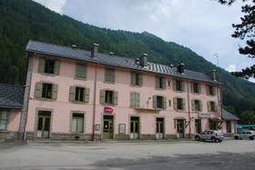 Le bâtiment voyageurs de Vallorcine accueille un bar-restaurant, l’arrêt Bougnête.
