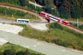 Une rame Z 850 franchit la route départementale entre les Bossons et les Gaillands.