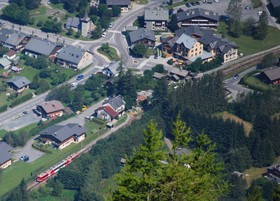 Une Z 850 arrive en gare des Praz. En haut à gauche, on aperçoit la célèbre chapelle des Praz.