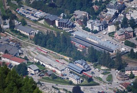 Deux gares sont construites à l’entrée de Chamonix : celle de la ligne Saint-Gervais-Vallorcine et celle du Montenvers.