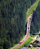 Cette Z 850, qui vient de quitter la gare des Tines, s’engagent dans les déclivités importantes qui la mèneront à Argentière.