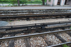 Supports de rail conducteur français de la première moitié du XXe siècle aux Tines.