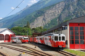 Automotrices et remorques du Martigny-Châtelard à Vernayaz.