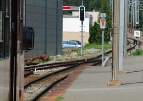 Le signal de groupe présente l’image 1, qui vaut autorisation de circuler pour le train à quai voie 1. La voie 1 est toujours la voie directe au niveau de l’aiguillage, ce que confirme l’indicateur de position (tout à droite, sous le panneau 70).