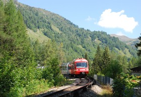 Cette UM de Z 800 vient de quitter Montroc et entame la descente vers Argentière.