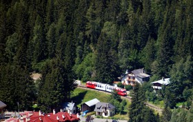 Cette rame Z 800 quitte Argentière en direction de Chamonix.