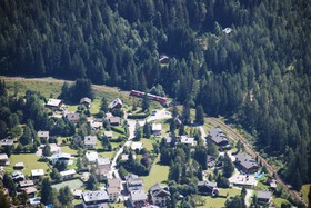 Une rame Z 850 franchit un passage surélevé en périphérie d’Argentière.