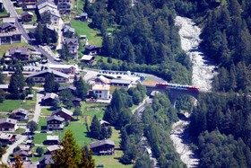 À Montroc, un viaduc maçonné d’une arche permet le franchissement de l’Arve.
