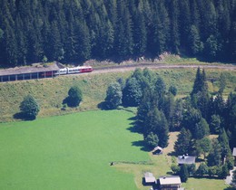 Entre prés et forêts, une rame Z 800 contourne le village d’Argentière.