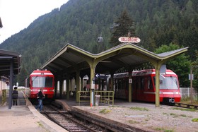 Deux rames Z 800 se croisent en gare de Vallorcine.
