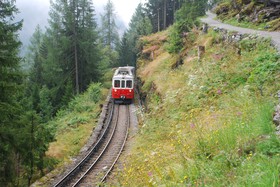 Cette BDeh 4/4 longe la route de la Cha entre Finhaut et le Trétien.