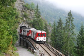Une BDeh 4/4 s’engage dans le tunnel de Lachat.
