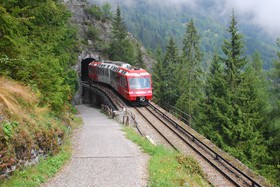 Une rame Z 800 émerge du tunnel de Lachat.