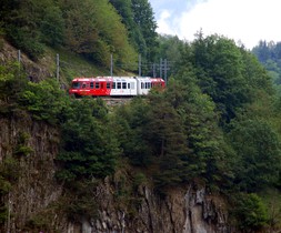 Une Z 800 suit la voie en corniche aux abords des gorges du Triège.