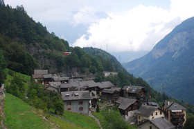 Le village escarpé du Trétien se trouve sous le niveau de la voie.