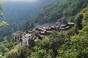La gare du Trétien est située en haut du village ; on y accède par des marches.