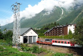 À Chamonix, le wagon plat U 20202, muni de la grue, est attelée à une Z 600. Au fond on aperçoit l’ancien hôtel Frantour, actuellement hôtel Mercure.