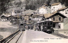 Automotrice ancienne et locomotive à vapeur à Finhaut vers 1910.