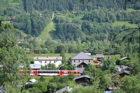 Un peu en aval de la gare des Bossons, la ligne passe à proximité du télésiège des Bossons et du tremplin de saut à ski.