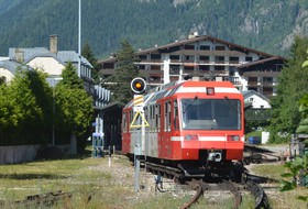 Une rame Z 800 s’engage sur les aiguilles d’entrée en gare de Chamonix.