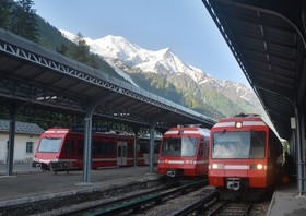 Au petit matin, trois rames sont présentes en gare de Chamonix, sous le Mont-Blanc.