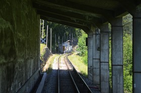 À l’intérieur d’un paravalanche entre Les Tines et Argentière, l’ambiance est relativement sombre, mais la voie reste éclairée grâce aux ouvertures latérales.