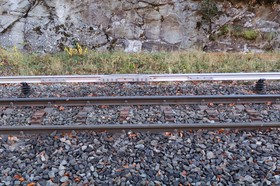 Joint de dilatation entre deux tronçons de rail conducteur en aluminium.