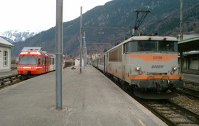Z 800 et BB 25150 en gare du Fayet, où les voies métriques côtoient les voies normales.